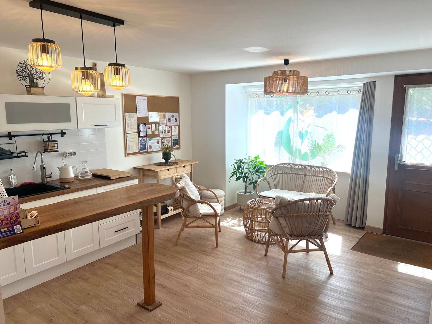 Espace d'accueil lumineux avec fauteuils en rotin